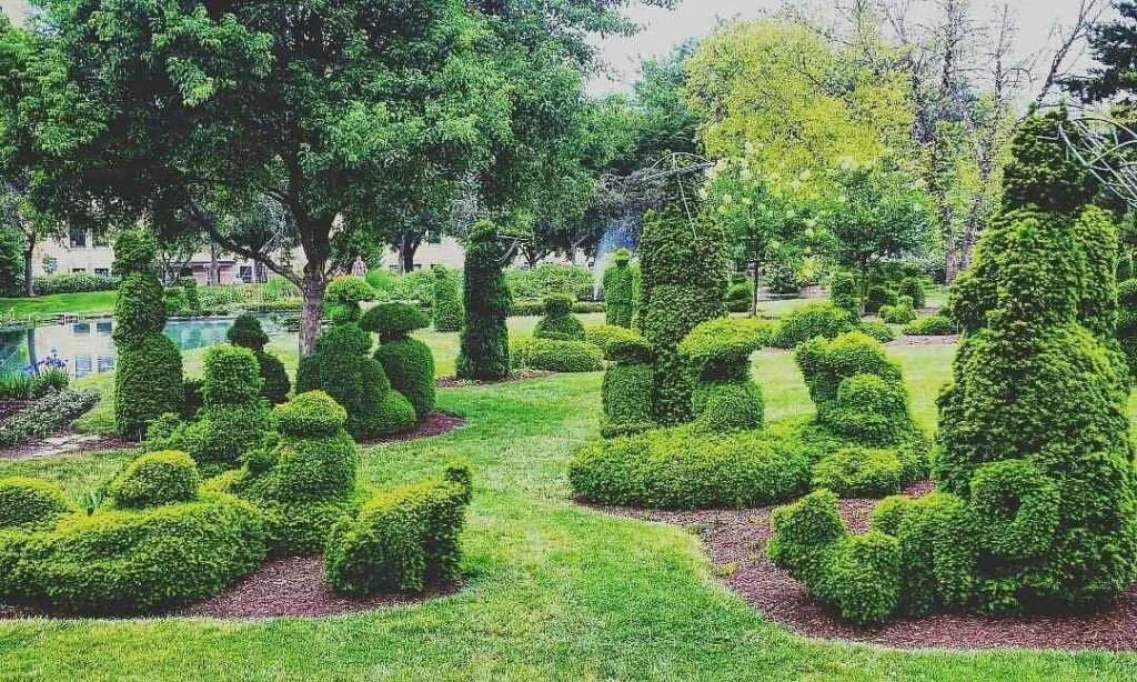 A Sunday Afternoon reimagined in Ohio’s Topiary Garden