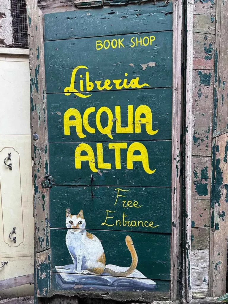 book shop libreria acqua alta in Venice