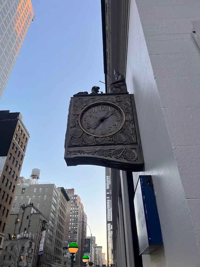 The Silk Clock, a unique symbol on Park Avenue