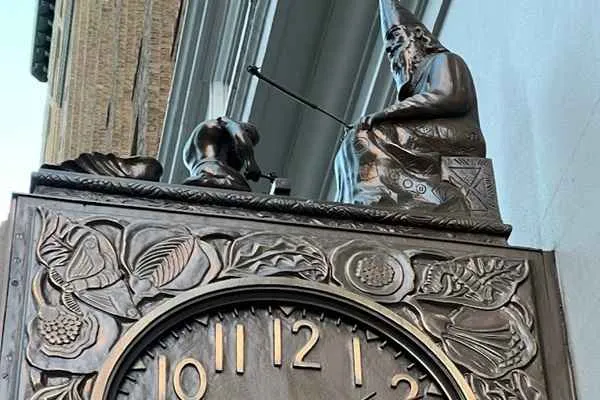 The Wizard of Park Avenue clock at 32nd Street