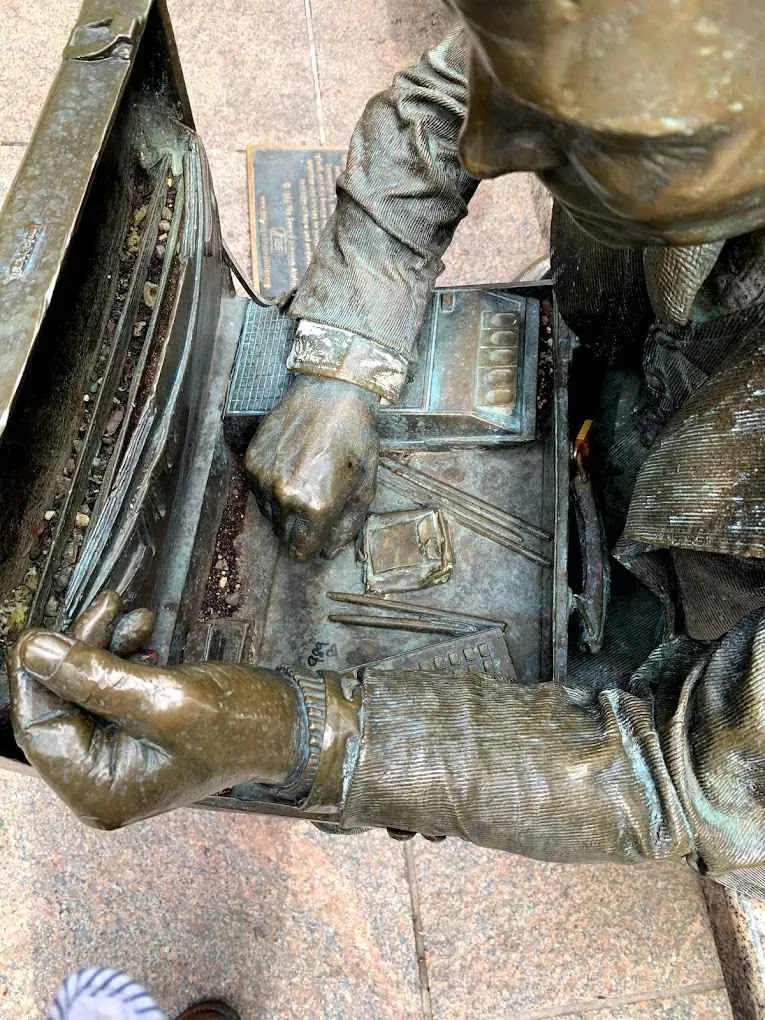 Double Check statue at Broadway and Liberty Place, Downtown