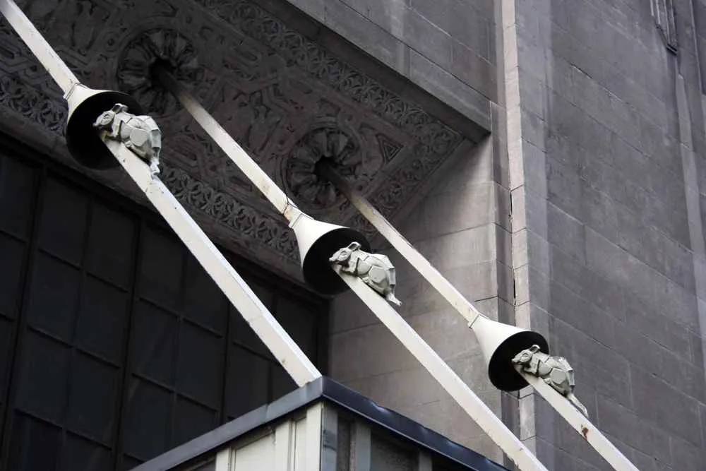 A bronze rat sculpture near the Grand Central entrance.
