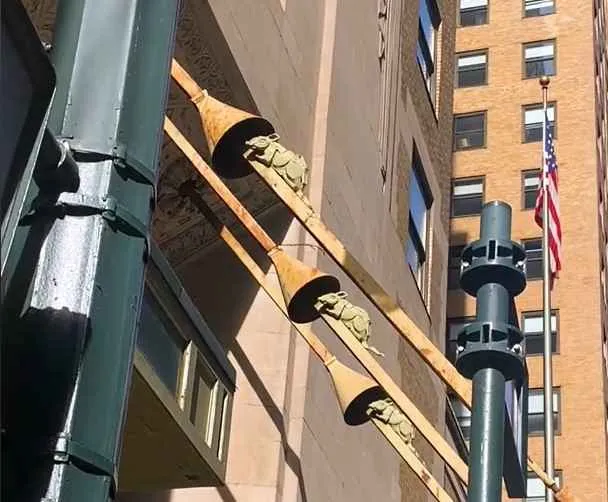 Bronze rat sculpture on the Graybar Building façade