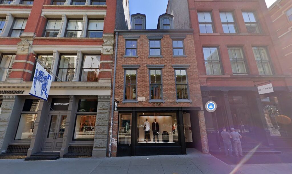 COS STORE FACADE, place where is located murder well manhattan