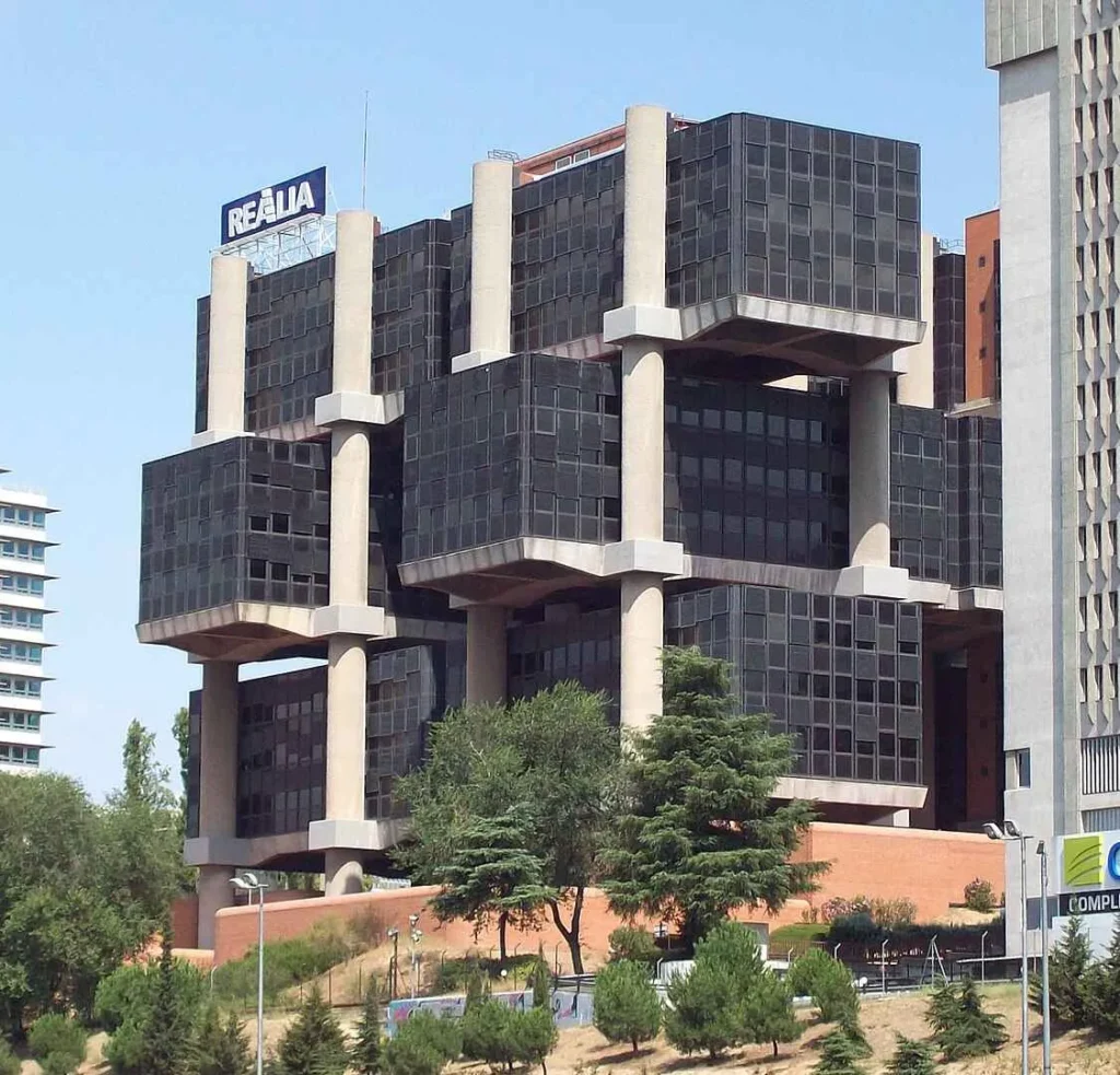 Side view of Los Cubos building