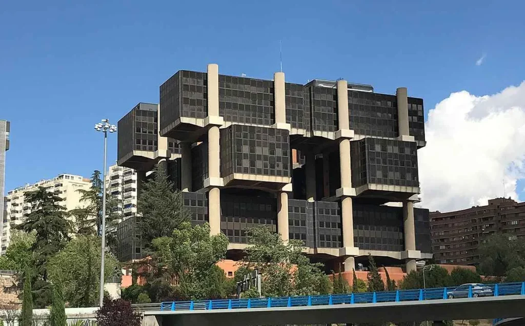 Los Cubos building seen from the M-30