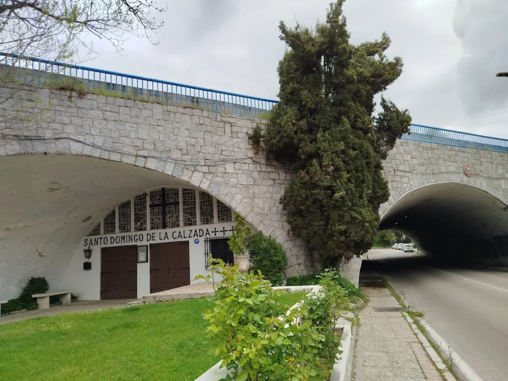 Frontal view of the Bridge Chapel, built inside the arch of a bridge