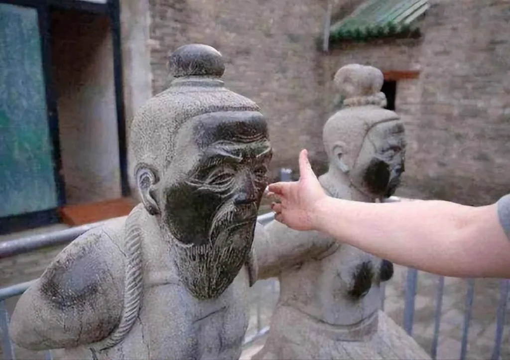 Qin Hui being slapped for 8 centuries