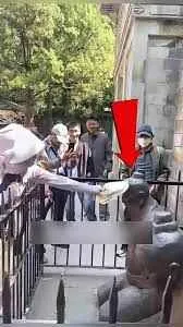 Tourists hitting the statue of Qin Hui with a shoe