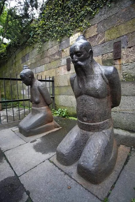 Statues of Qin Hui and his wife at Yue Fei Temple