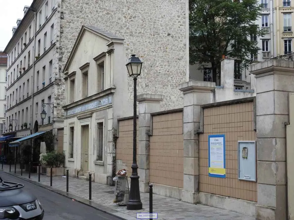The old façade of the Grand Lavoir was moved 40 meters from its original position.