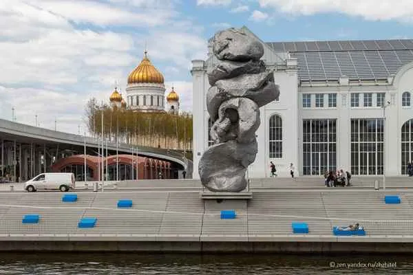Big Clay No. 4 sculpture by Urs Fischer, installed in Moscow in 2021
