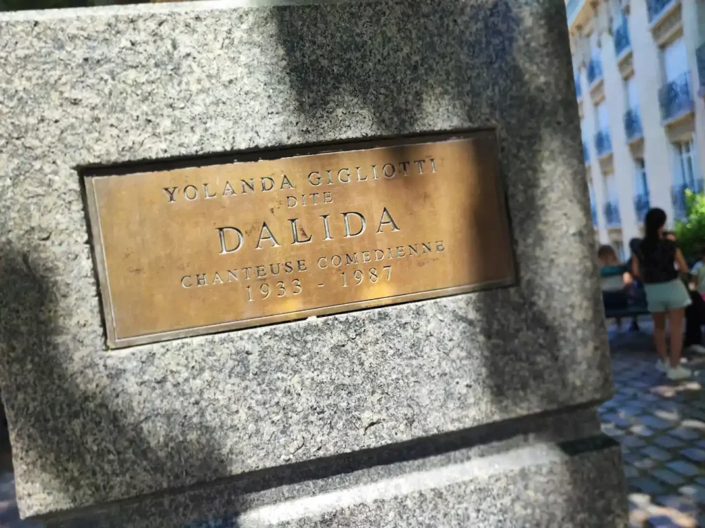 Informative plaque on Dalida's bust.