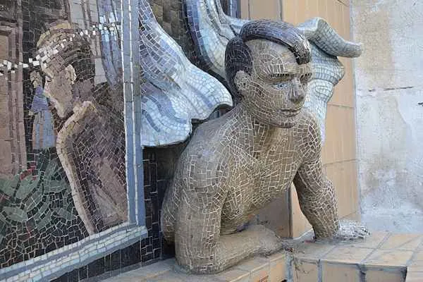 Sculpture by Philippe Rebuffet in the 18th district