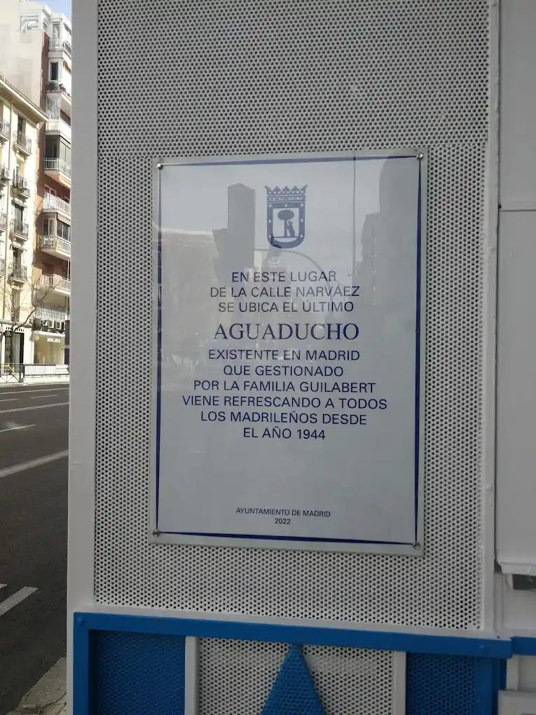 Commemorative plaque presented by the Madrid mayor's office for being the last horchata kiosk in Madrid