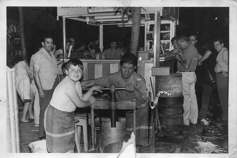 foto antigua del kiosko de horchata narvaez en los años 50 Old photo of the Narvaez horchata kiosk in the 1950s