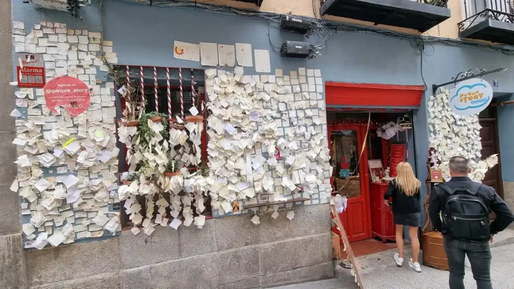 People writing their wish in the wish shop