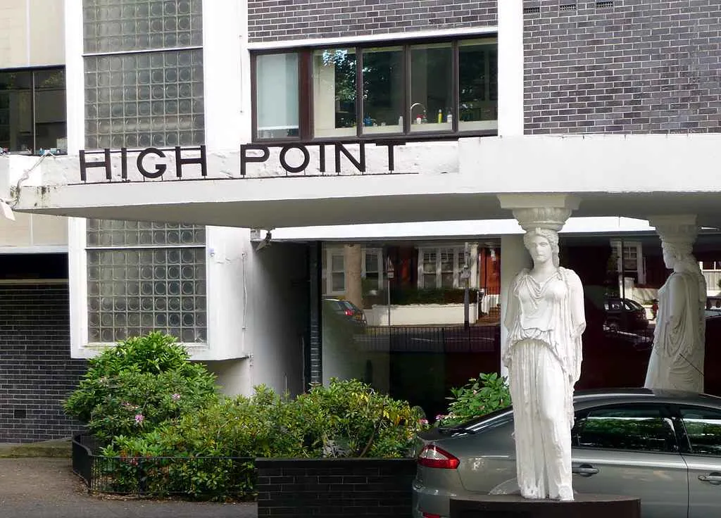 Female-shaped structures supporting the penthouse eaves at Highpoint II, designed by Lubetkin.
