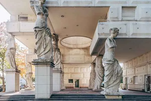 A corner building supported by 18 caryatides statues