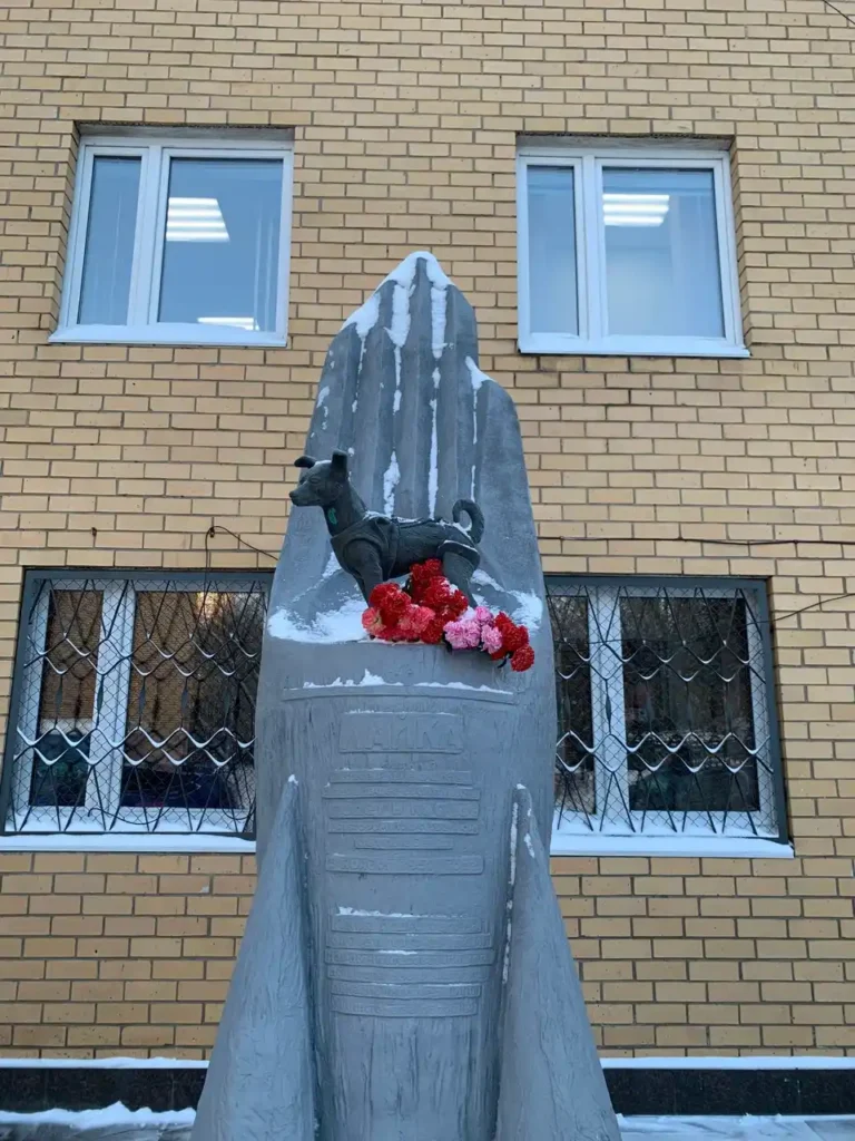 Laika immortalized in a monument for her sacrifice in the space race.