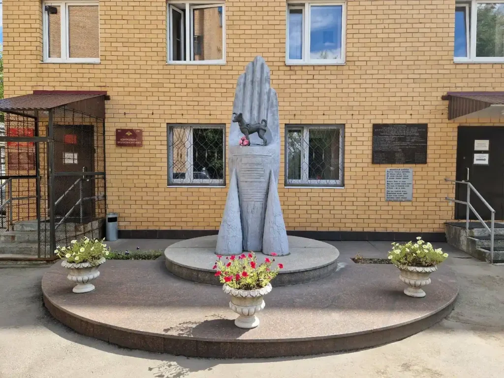 Laika sculpture, symbol of the early days of human space exploration.