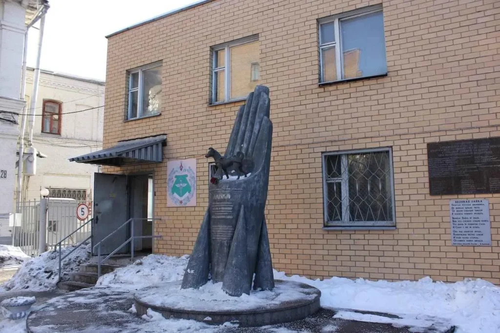 Commemorative statue of Laika near the Military Medicine Institute where she was trained