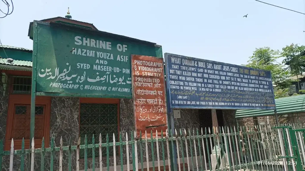 Warning sign at Roza Bal refuting the legend that it is the tomb of Jesus.