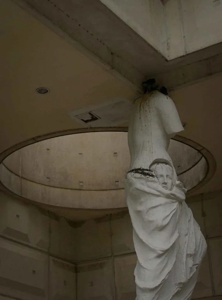 The Venus-like caryatids of Guyancourt