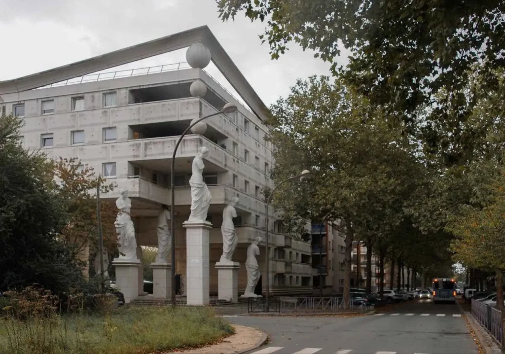 A corner building supported by 18 statues