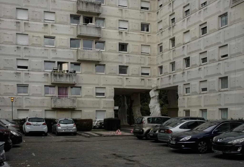 Facade with giant caryatids holding the building