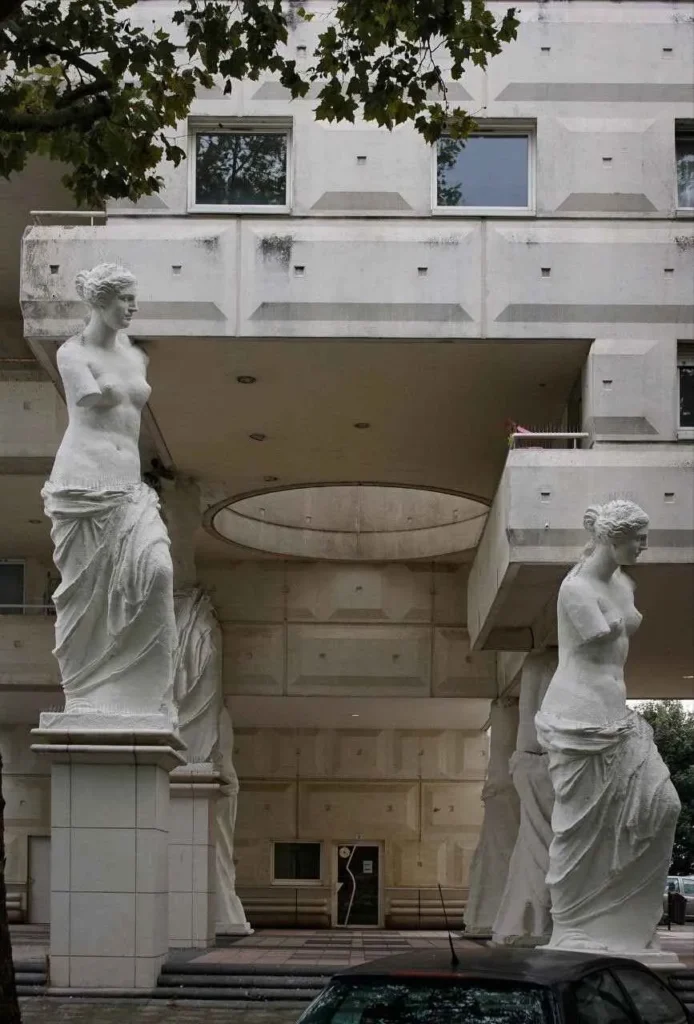 Neoclassical figures in a modern setting