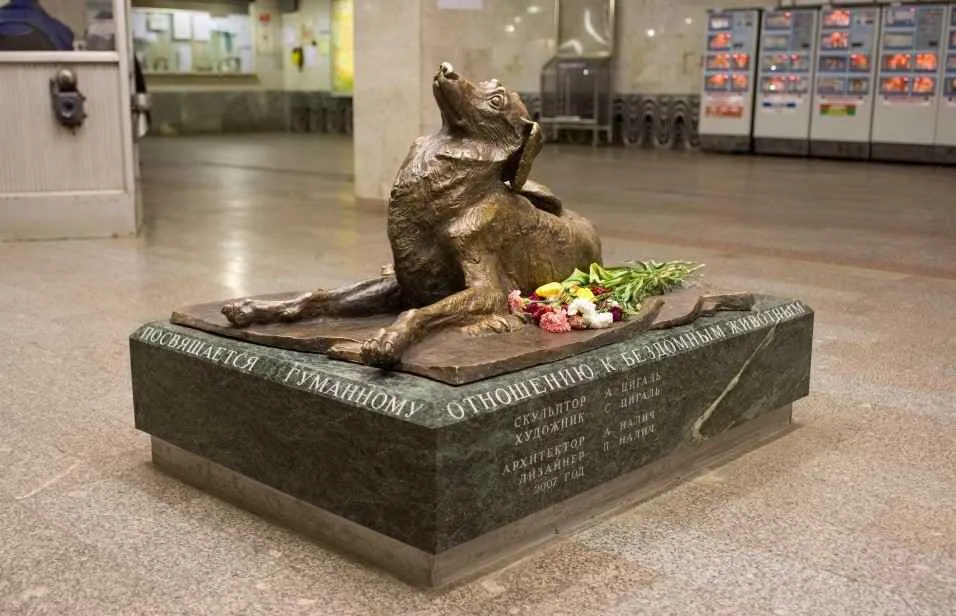 malchik the dog in moscow metro